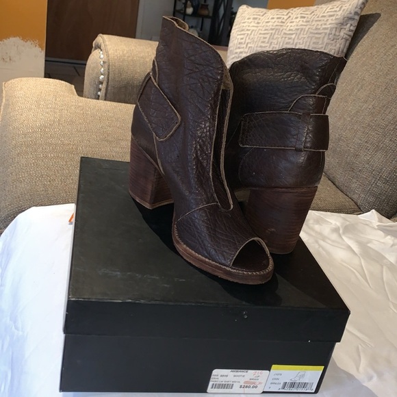 Excellent Gently Loved Genuine Leather “ERIN” Open Toe Booties by JOE’S - Picture 6 of 7